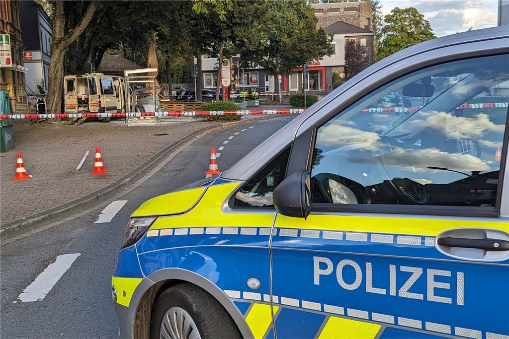 Schwerer Unfall mit Krankenwagen in Kirchlinde fordert drei Verletzte Polizeifahrzeug an der abgesperrten Unfallstelle in Dortmund-Kirchlinde.