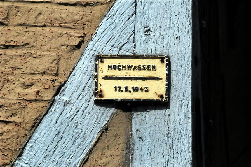 Bis auf die Höhe der Fensterbank im ersten Obergeschoss stand das Wasser nach der Bombardierung der Möhnetalsperre im Haus von Jürgen Grewe an der Mühlenstraße 22. Hochwassermarken tragen auch weitere Gebäude in der Altstadt.
