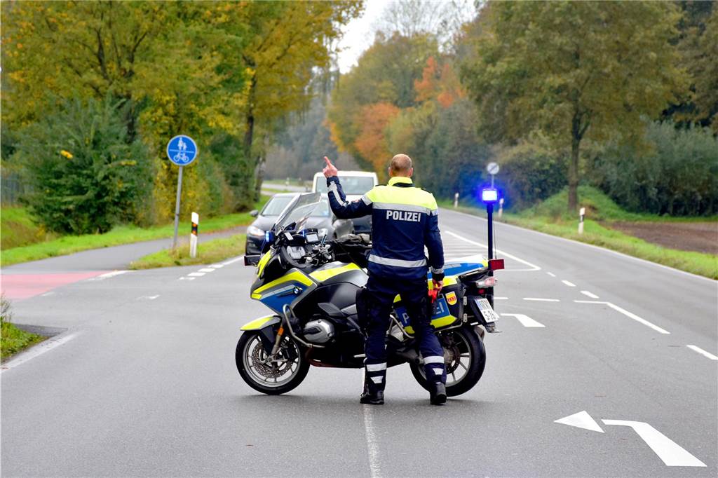 Positives Fazit nach Polizei-Übung: „Täter hat Beamte nicht gesehen“ Ein Polizist sperrt den Vredener Dyk ab.