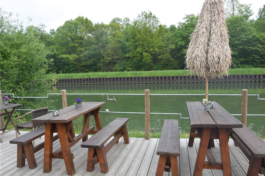 Bis auf Weiteres leer: der Biergarten des Restaurants Haus Hölter.