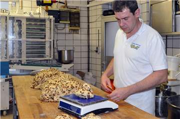 Bis Bäckermeister Matthias Wulf wieder Teig für seinen Stollen abwiegt, dauert es noch einige Wochen.