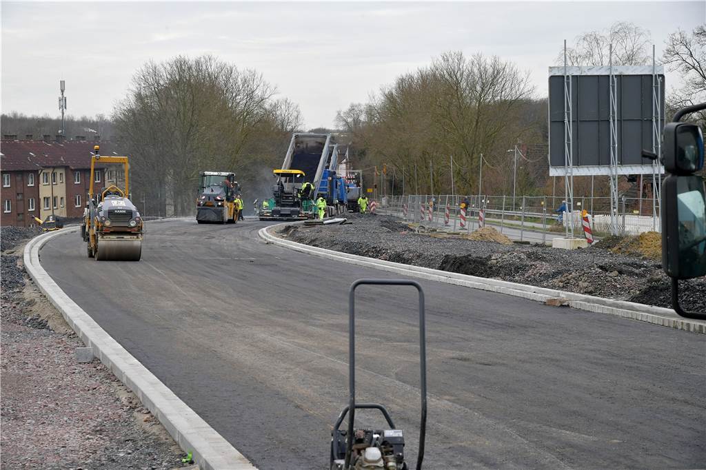 Asphaltierung an neuer Kanalbrücke in Lünen: Verkehr wird bald umgeleitet Bis der Verkehr über die neue Kanalbrücke fahren kann, wird es noch etwas dauern.