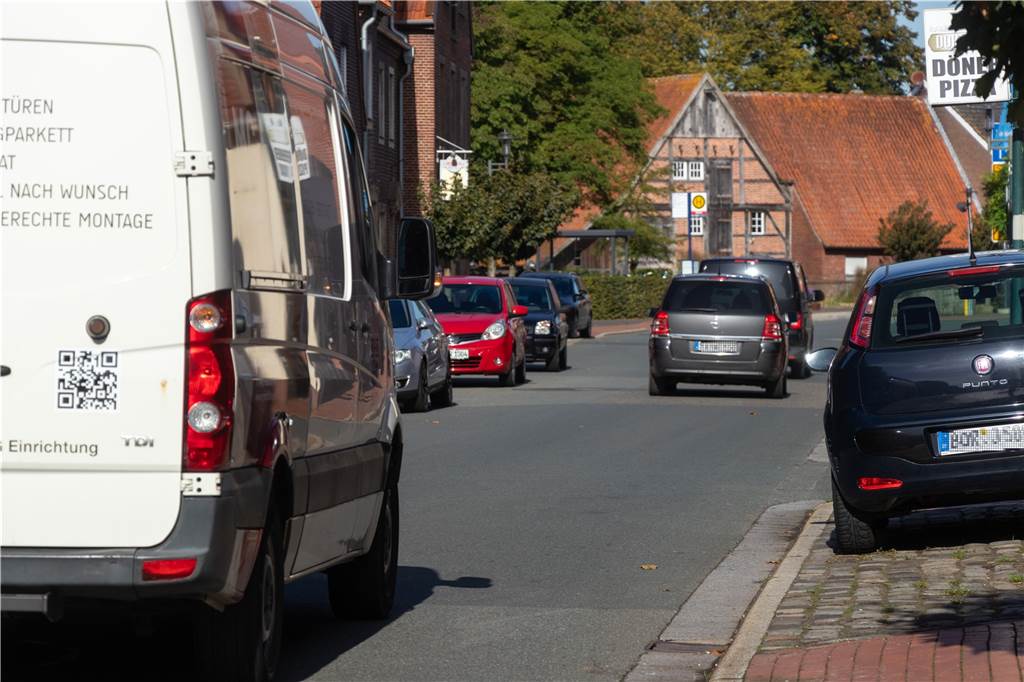 Parken in der Hauptstraße: Erste Ideen für Entschärfung stehen Bis der Wunsch nach einer Entschärfung der Parksituation in der Hauptstraße erreicht ist, muss die Verwaltung noch viele Gespräche mit den zuständigen Fachbehörden führen.