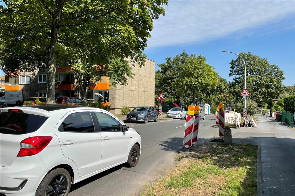 Wichtige Straße im Dortmunder Westen gesperrt: Autos müssen Umweg fahren Monatelang gab es an der Westricher Straße eine Mini-Absperrung, die aber den Verkehr behinderte.