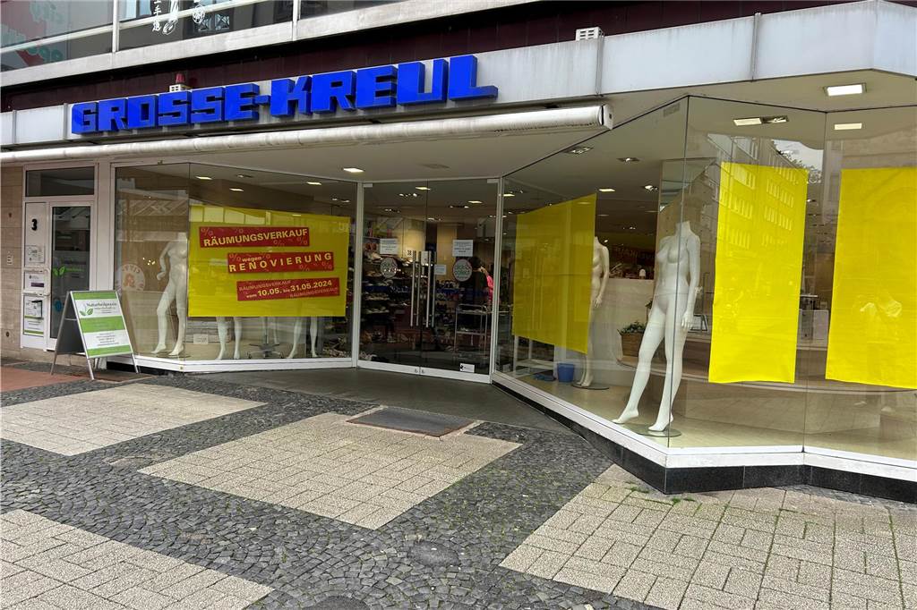 Räumungsverkauf in Schuhgeschäft: Rabatte wegen Renovierungsarbeiten In den Schaufenstern des Schuhgeschäfts Grosse-Kreul auf der Münsterstraße hängen gelbe Plakate. Auf manchen wird auf den Räumungsverkauf hingewiesen.