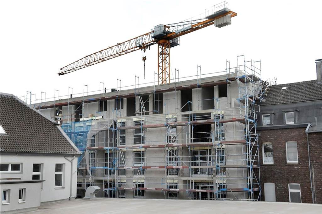 Aus den Mauern gehoben: Kran am neuen „Extrablatt“ wird abgebaut Bis Freitag (11.6.) hatte der Kran noch zwischen den Mauern des neuen Gebäudes gestanden.
