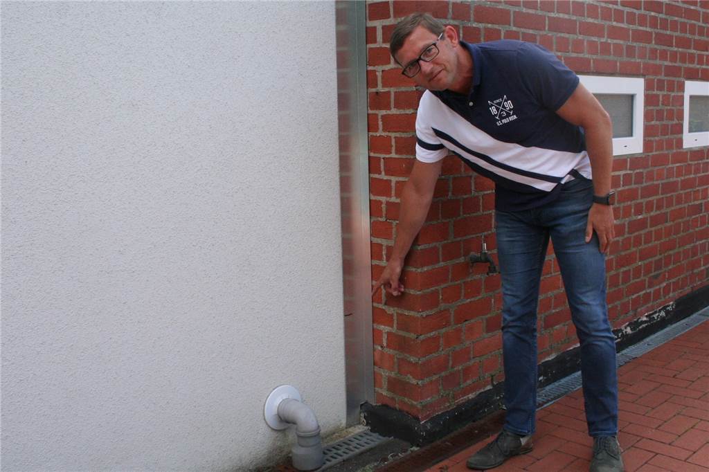 Bis hierher - Dirk Jürgens zeigt die Markierung - stand vor fast genau einem Jahr die lehmige Brühe nach dem Hochwasser. Der Löhnbach hat viel kaputt gemacht, ein kleines Wunder, dass man das dem Bad heute nicht mehr ansieht.