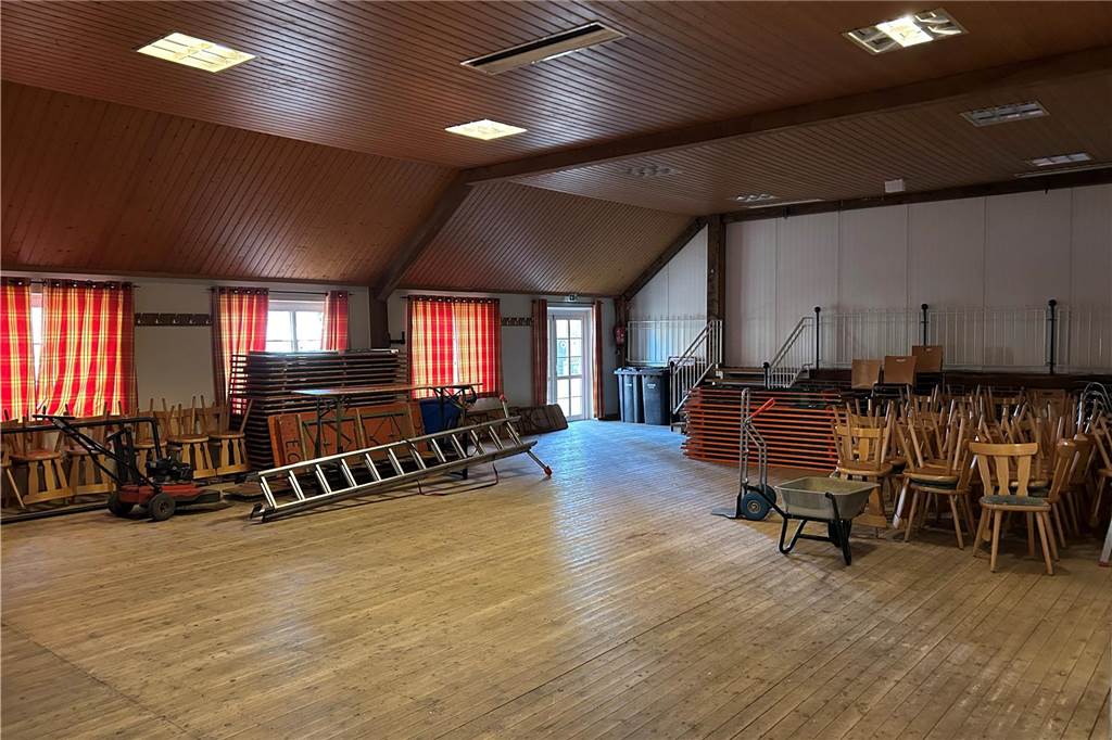 Bis jetzt besteht die eigentliche Schützenhalle bloß aus einem großen Saal mit einer Bühne, die abgetrennt werden kann. Das soll sich ändern.