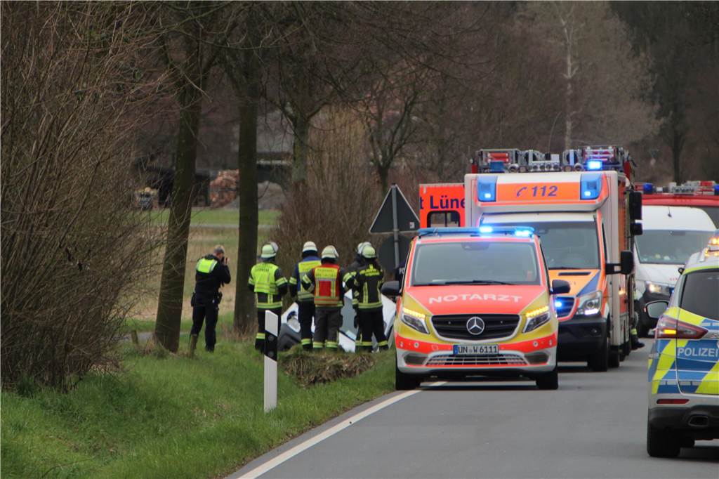Unfall zwischen Langern und Cappenberg: Tiefer Graben wird zum Verhängnis Bis kurz nach 11 Uhr war die Varnhöveler Straße am Donnerstagvormittag gesperrt.