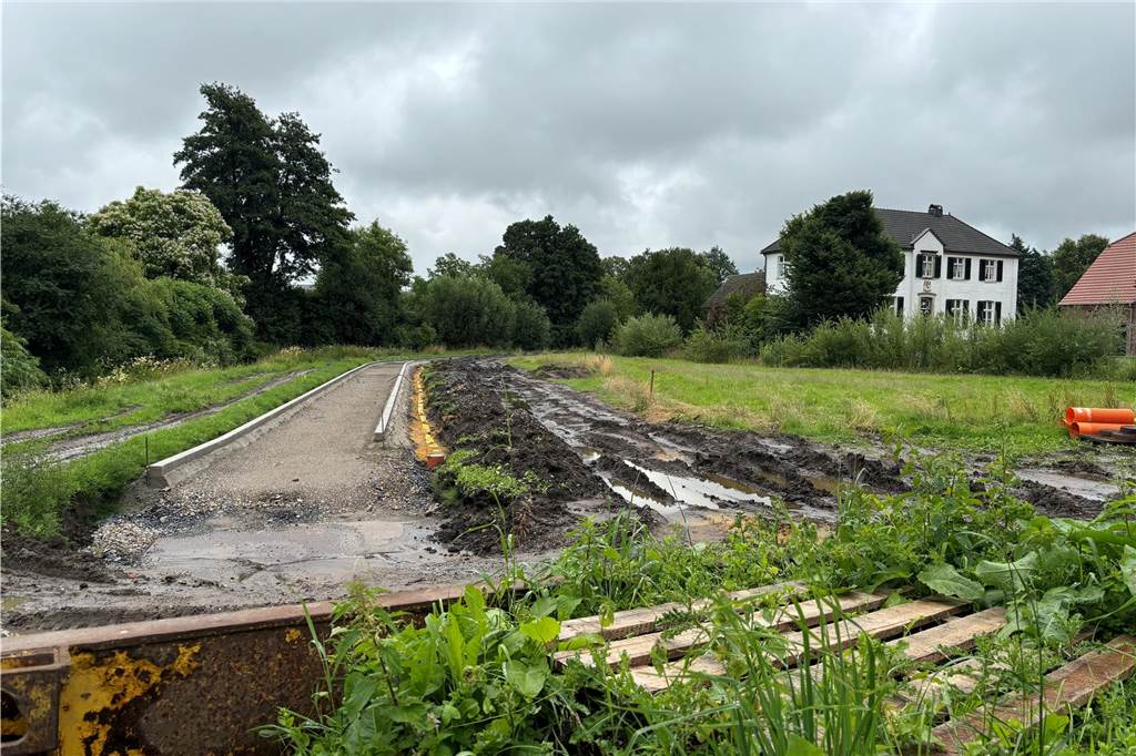 Baustart Schlinge-Radweg: Millionenprojekt soll im November fertiggestellt sein Im Entstehen: der neue Radweg entlang der Schlinge am Haus Lohn.