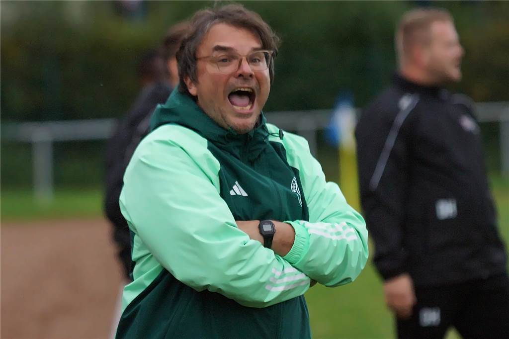 Benjamin Hartlieb spricht über Holzwickede-Aus und weitere Pläne: Eine Funktion schließt er aus Holzwickede-Trainer Benjamin Hartlieb gibt an der Seitenlinie Kommandos.