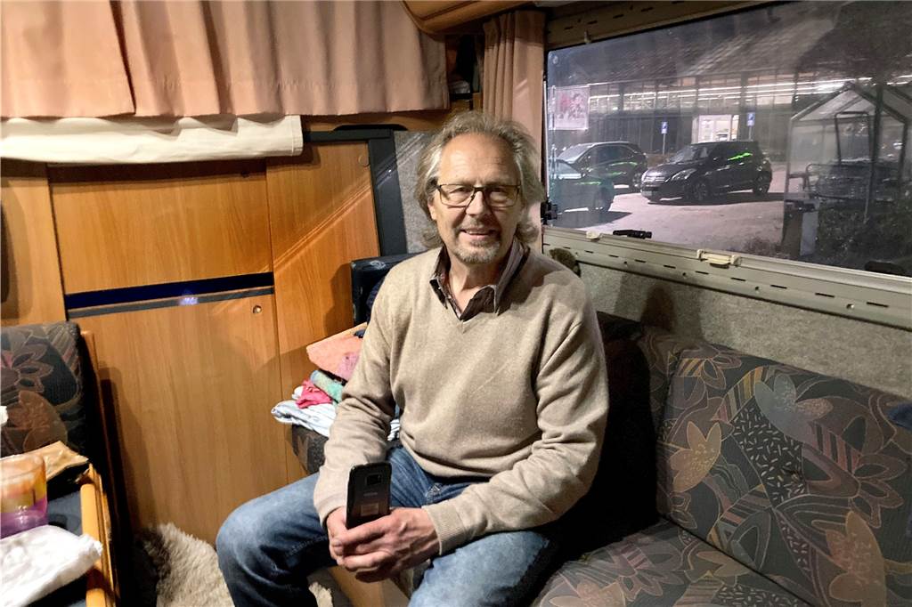 Hund entlaufen: Ehepaar campiert bei Augsburg, bis Karo wieder da ist Bis Sonntag hat sich Karl-Heinz Gryschek Urlaub genommen, um in seinem Wohnmobil rund um das Gartencenter Augsburg nach seiner entlaufenen Hündin Karo zu suchen.