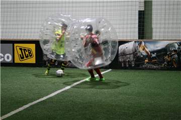 Bis vor einigen Monaten konnte man in der Soccerhalle in Bergkamen-Rünthe auch etwas ungewöhnliche Fußball-Spielarten wie Bubble Ball spielen. Dann kam Corona.
