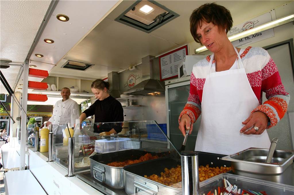 Eintopf und Liebe: Threse und Heinz Arira sagen dem Wochenmarkt Adieu Heinz und Threse Arira (r.) mit einer Mitarbeiterin in ihrem Verkaufswagen auf dem Markt