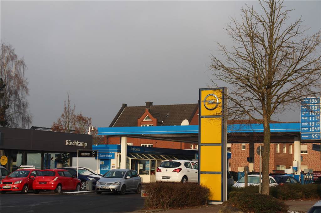 Bis vor Kurzem waren das Autohaus Rüschkamp und die Aral-Tankstelle an der Kreisstraße.