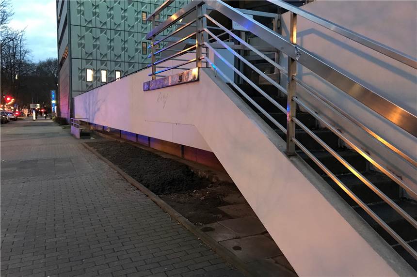 Schlafplatz von Obdachlosen: Hecke am Opernhaus Dortmund entfernt Bis vor kurzer Zeit befand sich unter dieser Treppe noch eine Hecke, hinter der regelmäßig Obdachlose geschlafen haben.