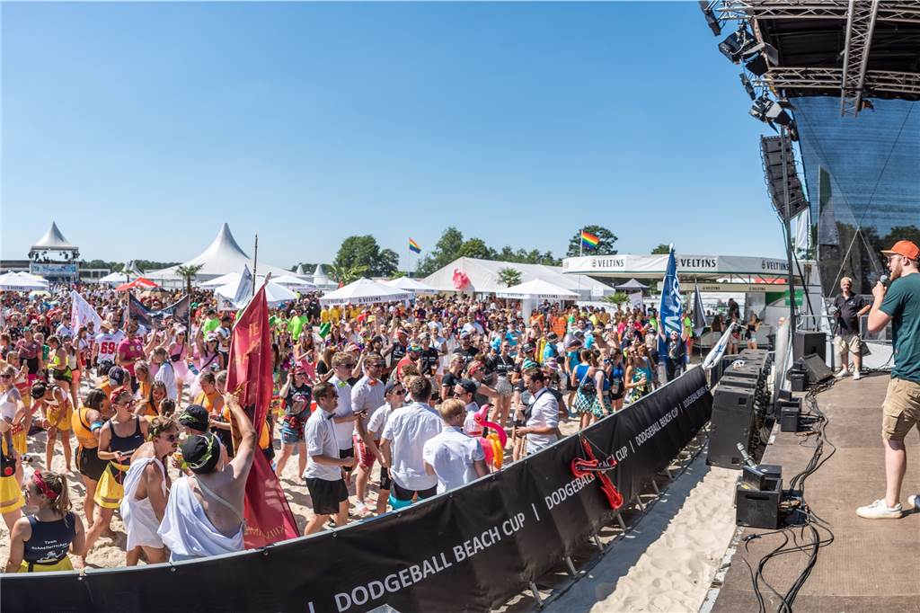 Dodgeball Beach Cup: Sekundenbruchteile entscheiden über Festivalspaß Bis zu 10.000 Partygäste pro Festivaltag können 2023 beim Dodgeball Beach Cup feiern.