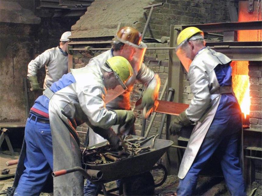 Bis zu 1100 Grad heiß: Im Schmelzofen brodeln fast neun Tonnen Metall - 78 Prozent Kupfer und 22 Prozent Zinn. Foto: Bernd F. Meier/dpa-tmn