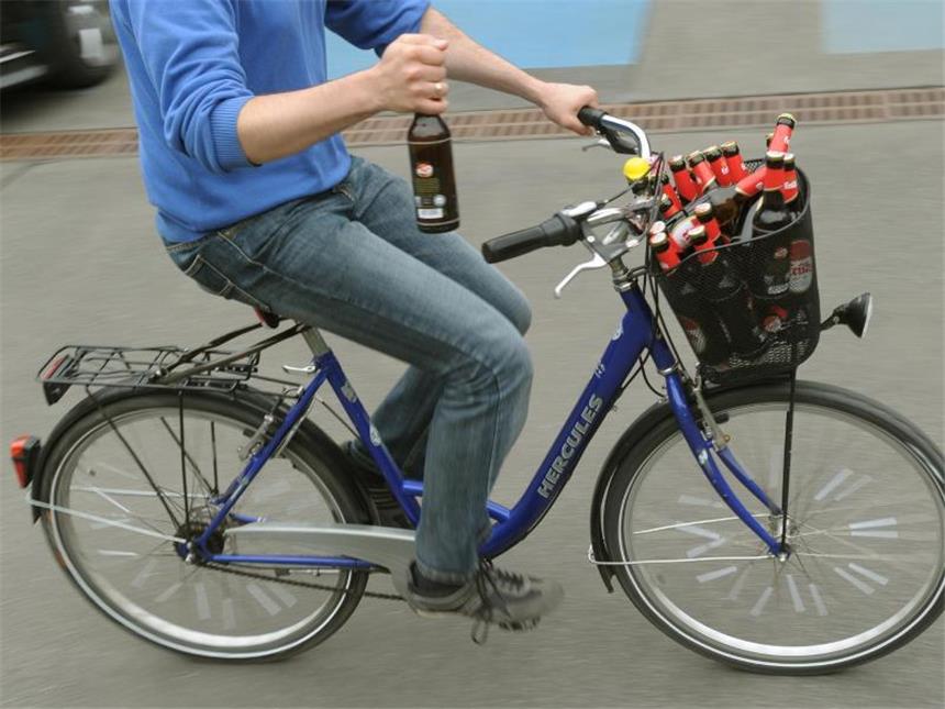 Verkehrsgerichtstag will Promille-Grenze für Radfahrer senken Bis zu 1,6 Promille Alkohol dürfen Fahrradfahrer im Blut haben, solange sie nicht den Verkehr gefährden. Foto: Holger Hollemann/Archiv