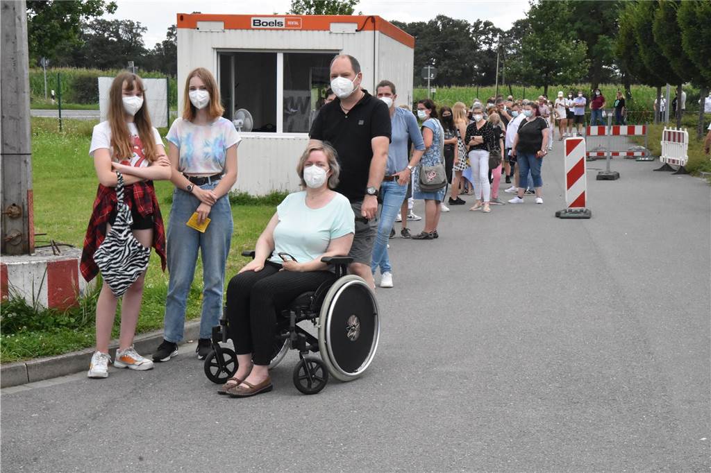 Über 1000 Kinder geimpft: Riesige Resonanz auf Wochenend-Aktion in Velen Bis zu 200 Meter lange Schlange am Sonntag in Velen: Das Impfangebot für Zwölf- bis 15-Jährige traf auf eine riesige Resonanz.