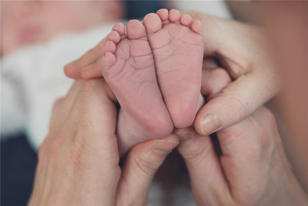 Wache Kinder, müde Eltern: Judith Bröring ist Schlafberaterin Kleine Kinderfüße und große Hände