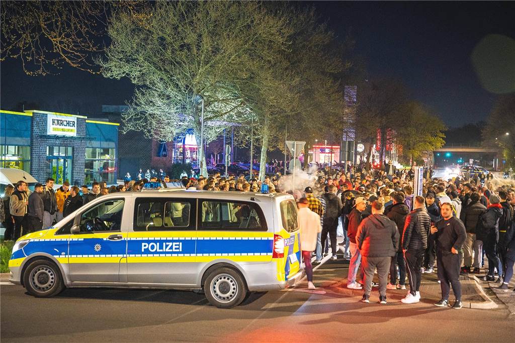 „Car-Freitag“ in Castrop-Rauxel: Menschenmassen kesseln Zivil-Polizisten ein Bis zu 400 Autos und 1000 Menschen kamen auf die Parkplätze zwischen dem Gartencenter Augsburg, der Kärcher-Niederlassung und Burger-King. Die Polizei schritt mit einem Großaufgebot ein.
