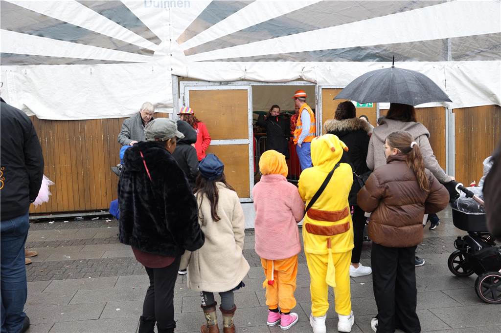 Vor dem Einlass ins Karnevalszelt auf dem Selmer Campus bildeten sich am Sonntag Schlangen.