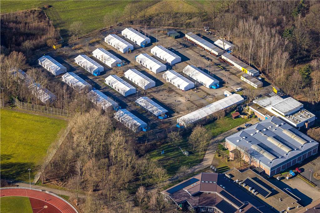 Rainer Schmeltzer mit Kommunikation zur Zeltstadt unzufrieden Bis zu 750 Menschen finden in der Borker Zeltstadt Platz. Die Kapazitäten deutlich zu verringern, ist eine der Bedingungen der Stadt, die Notunterkunft weiter zu betreiben.