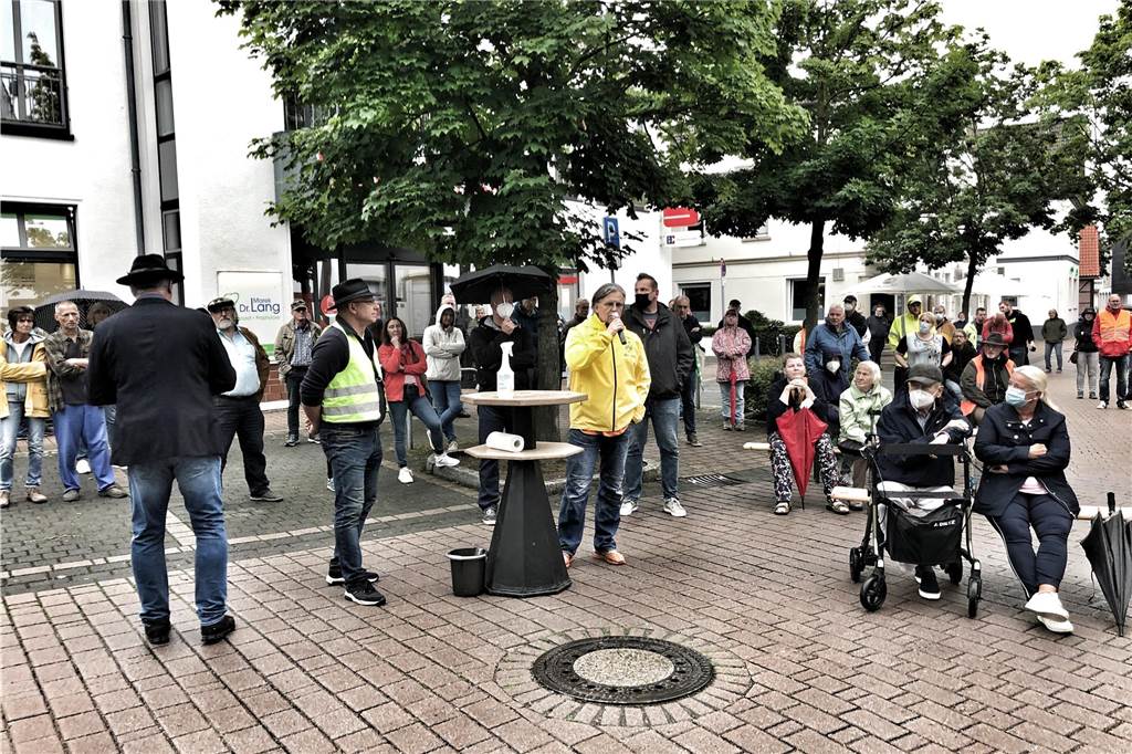 Bis zu 80 Menschen kamen 2021 im Ortskern Bork zusammen, um Meinungen in Sachen Bebauung des ehemaligen Borker Marktplatzes auszutauschen.