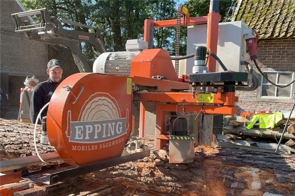 Mobiles Sägewerk im Einsatz: Stadtlohner erneuern Stall aus eigenen Bäumen Mobiles Sägewerk im Einsatz