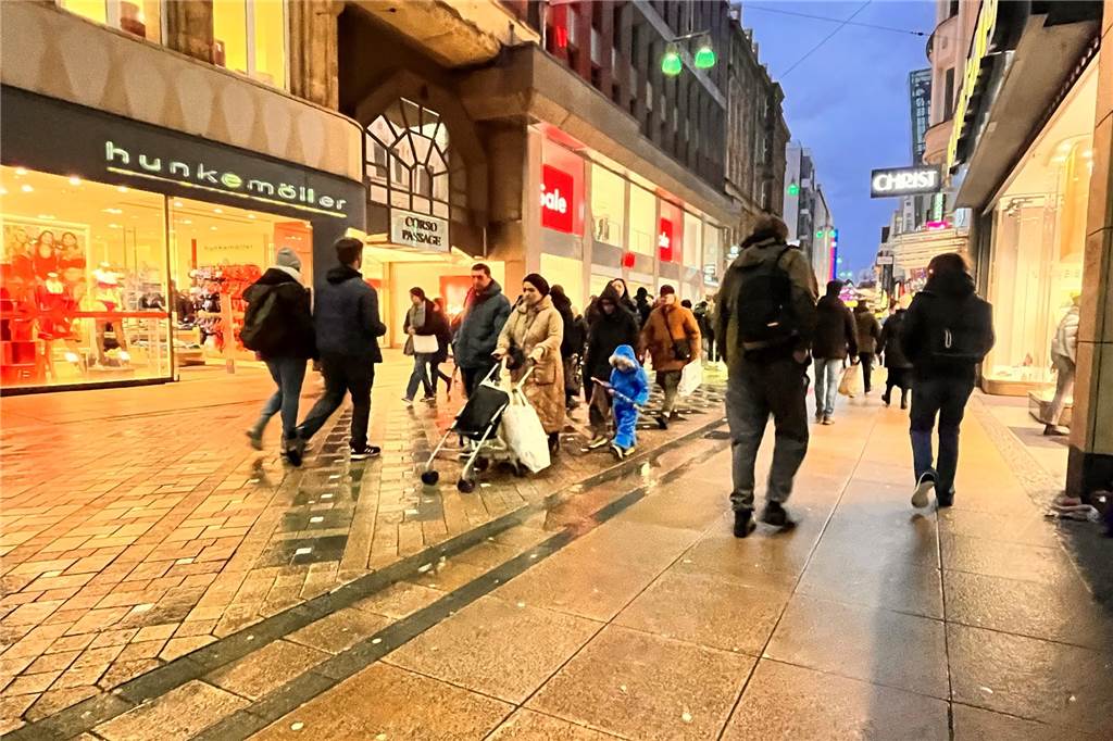 Einen Tag vor Heiligabend: Wie voll ist es in der Dortmunder City? Bis zu 9000 Passanten waren in der Spitze bis zum Nachmittag auf dem Westenhellweg unterwegs.