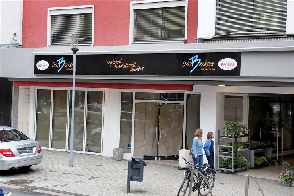 Mittagspause mal anders: Wie wär’s mit Stampfkartoffeln statt Brötchen? Bis zu den blauen Leuchtsteinen im Bürgersteig-Pflaster können die Tische der Außengastronomie am künftigen Kartoffel Pott aufgestellt werden.