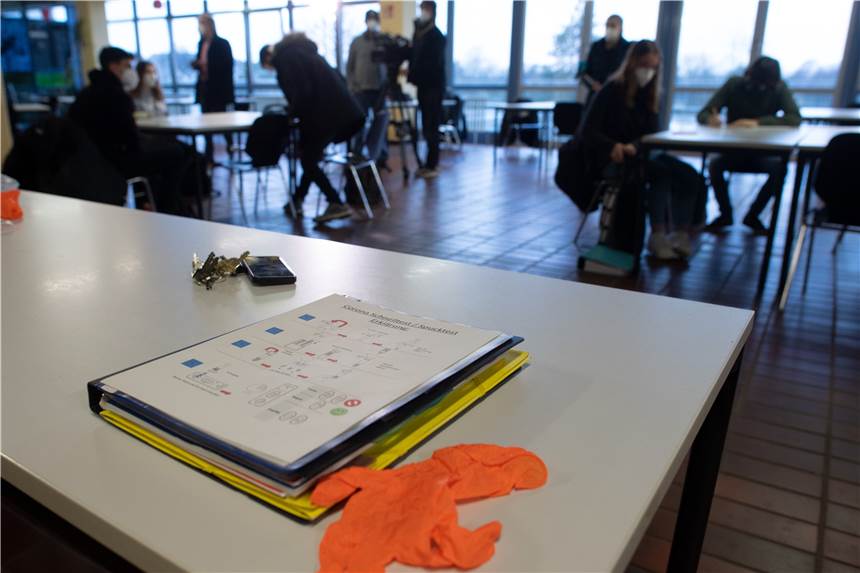 Einkaufen mit Termin endet auch in NRW - Schulen bleiben noch offen Bis zu den Osterferien bleiben Schulen und Kitas in NRW geöffnet.