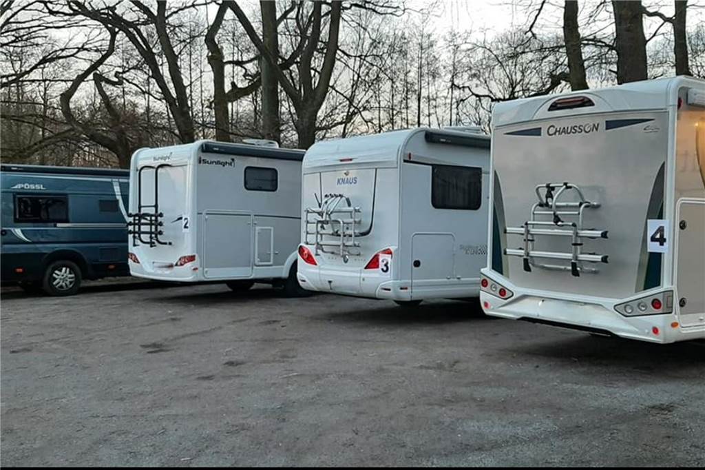 Essen gehen mal anders: Das Dinner wird im Wohnmobil serviert Bis zu einem Dutzend Wohnmobile stehen an Wochenenden auf dem Restaurant-Parkplatz am Blauen See.