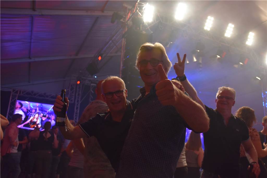 Bis zu letzten Minute Stimmung: Beim Karpaten Maigang war keine Sitzbank lange sicher, denn die ganze Halle springt.