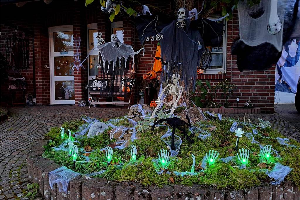 Grausiger Grusel: Familie Paß dekoriert ihr Haus für Halloween Bis zum 1. November bleibt das Haus an der Jakobistraße geschmückt.