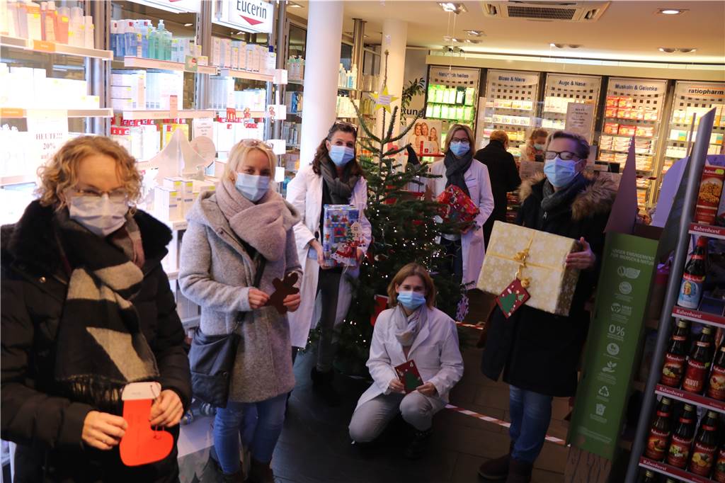 Beliebte Wunschbaumaktion wird in diesem Jahr ausgeweitet Die Dorf-Apotheke bei der Rückgabe der Geschenke an das HPZ, um diese an die Kinder zu verteilen.