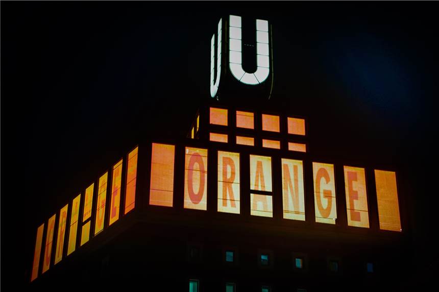 Bis zum 25. November pulsiert der U-Turm jeden Tag ab 17 Uhr in Orange.