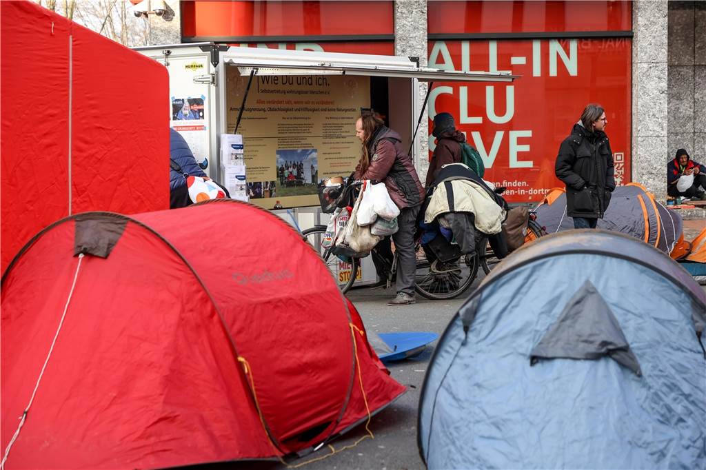 Protestcamp für Obdachlose in der City gestartet – Politik kommt nicht Bis zum 5. Februar sollen die Zelte auf der Kampstraße stehen bleiben. In der Zeit gibt es verschiedene Aktionen.