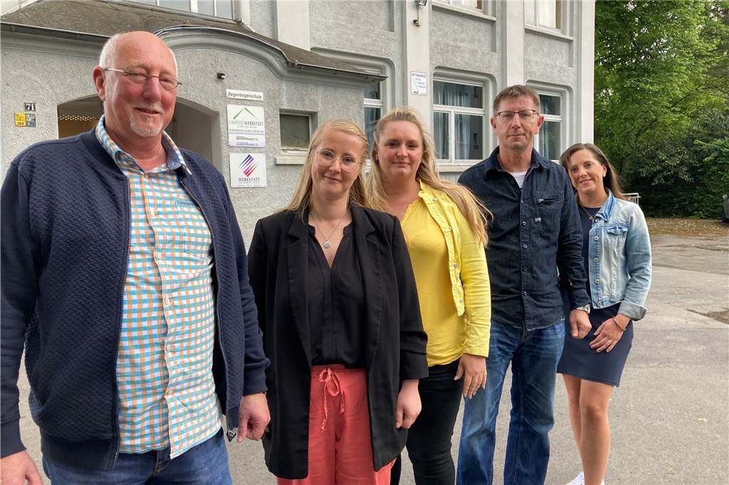 Lüner Mutter in Umschulung nach Coronzeit: „Will eine feste Perspekive“ Bis zum Abschluss als Industriekauffrau hat Natalie Benges (m) noch gut zwei Jahre Umschulung vor sich. Unterstützung und Begleitung hat sie dabei von Ralph Willms (l) und Sandra Teunhof (2.v.l.) von der Werkstatt im Kreis Unna bekommen, genau wie von Frank bielawski (2.v.r.) und Patricia Lubecki von der Agentur für Arbeit in Lünen.