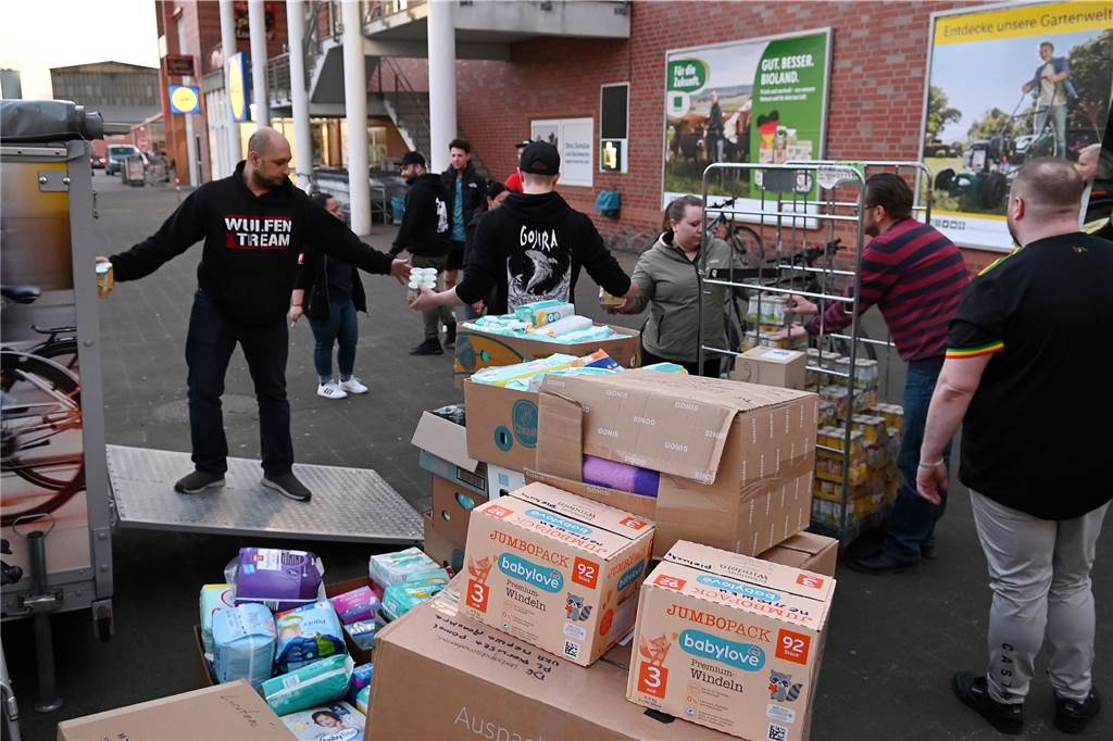 „Wulfen hilft“: Riesige Freude über überwältigend große Hilfsbereitschaft (mit Video) Bis zum Donnerstagabend wurden die Sprinter gepackt.