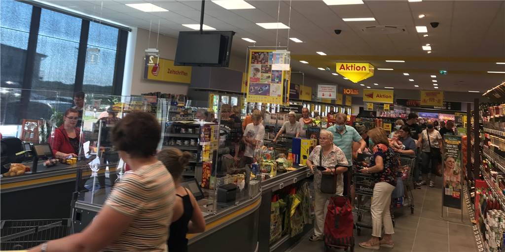 Lange Schlangen am ersten Verkaufstag im Netto in Capelle Bis zum Ende des Ganges reihten sich die Kundinnen und Kunden zum Verkaufsstart im neuen Netto in Capelle ein, um ihre Einkäufe an einer der drei Kassen zu zahlen. Mit so einem Andrang hatten die Netto-Verantwortlichen nicht gerechnet.