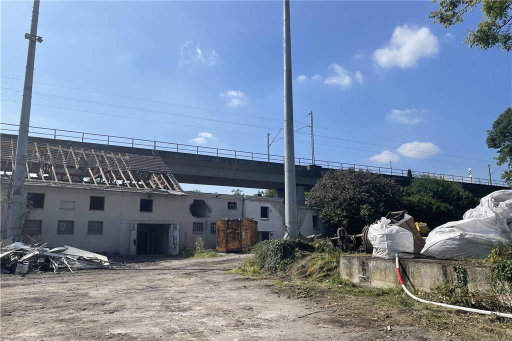 In Oespel entsteht Wohnheim für Kinder und Jugendliche mit Behinderung Aktuell laufen die Abrissarbeiten an der Pestalozzistraße. Im Sommer 2025 soll der Neubau der Vestischen Caritas-Kliniken bezogen werden.