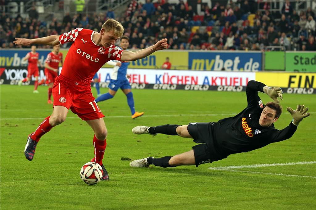 Michael Esser möchte dem VfL Bochum auf der Tribüne die Daumen drücken Bis zum Jahr 2015 stand Michael Esser (r.) für den VfL Bochum im Tor - wie hier in der Partie bei Fortuna Düsseldorf im Duell mit Axel Bellinghausen.