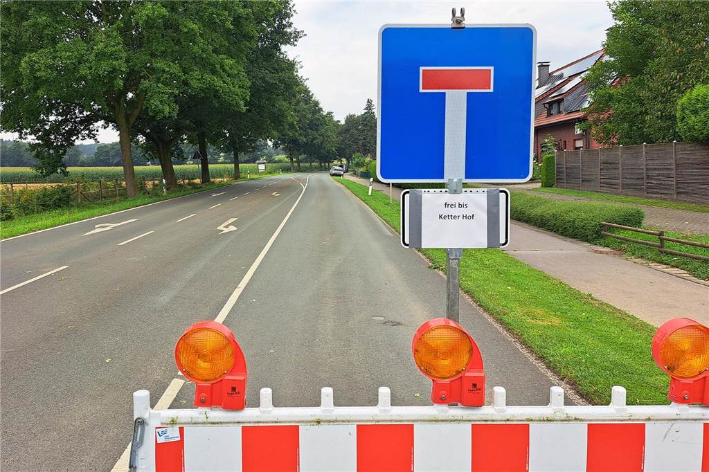 Feuerwehr rückte zu 34 Unwetter-Einsätzen aus - Granatstraße gesperrt Ein Schild weist auf die Sperrung der Rekener Straße in Haltern-Lavesum hin.
