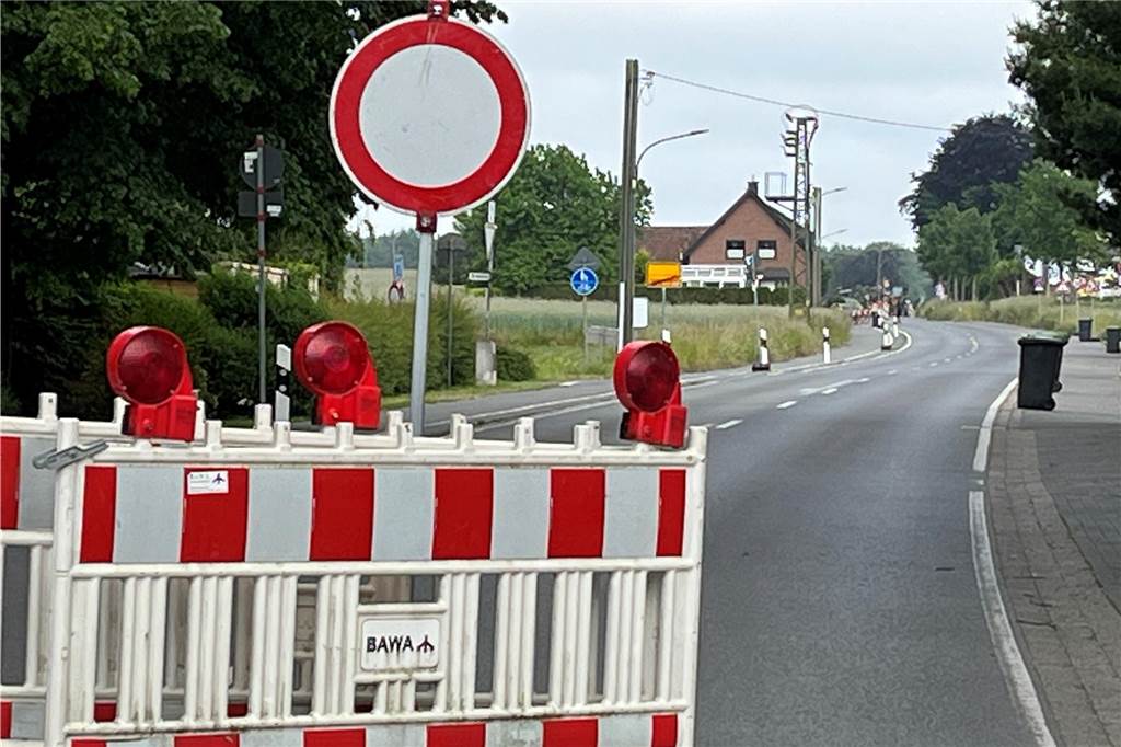 Lembecker Straße voll gesperrt: Zum Friedhof nur auf Schleichwegen Durchfahrt-Verboten-Schild an der Lembecker Straße