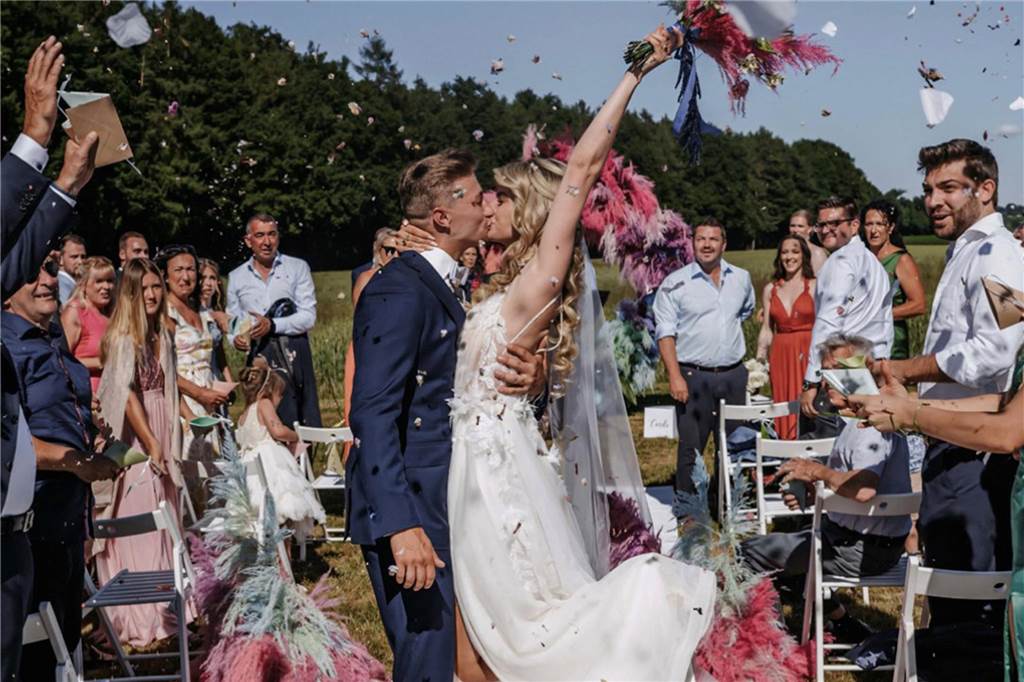 Two men with a plan: Hochzeiten sind die Leidenschaft von Kai und Rico Brautpaar beim Hochzeitskuss