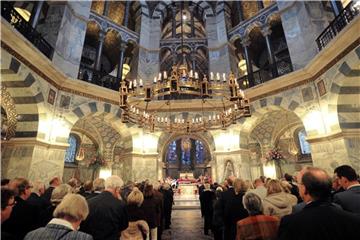Bis zum letzten Platz ist 2014 der Dom in Aachen bei Beginn der Heiligtumsfahrt gefüllt. Foto: Henning Kaiser/Archiv