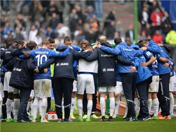 "Bis zum Schluss alles geben": Die Darmstädter bilden nach dem Sieg gegen den HSV einen Kreis. Foto: Daniel Reinhardt