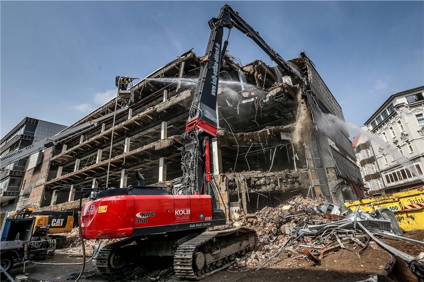 Altes Karstadt-Haus macht in der City Platz für Neues Bis zum Sommer soll das alte Karstadt-Technikhaus verschwunden sein.
